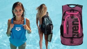 Banner con una nadadora y varios modelos de mochilas para natación Arena en una piscina.