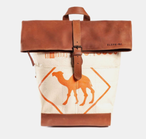 Mejores Mochilas Armani Mochilas Sostenibles El Corte Inglés | Mochila Rolltop Camel reciclada tricolor en beige, marrón y naranja con print frontal